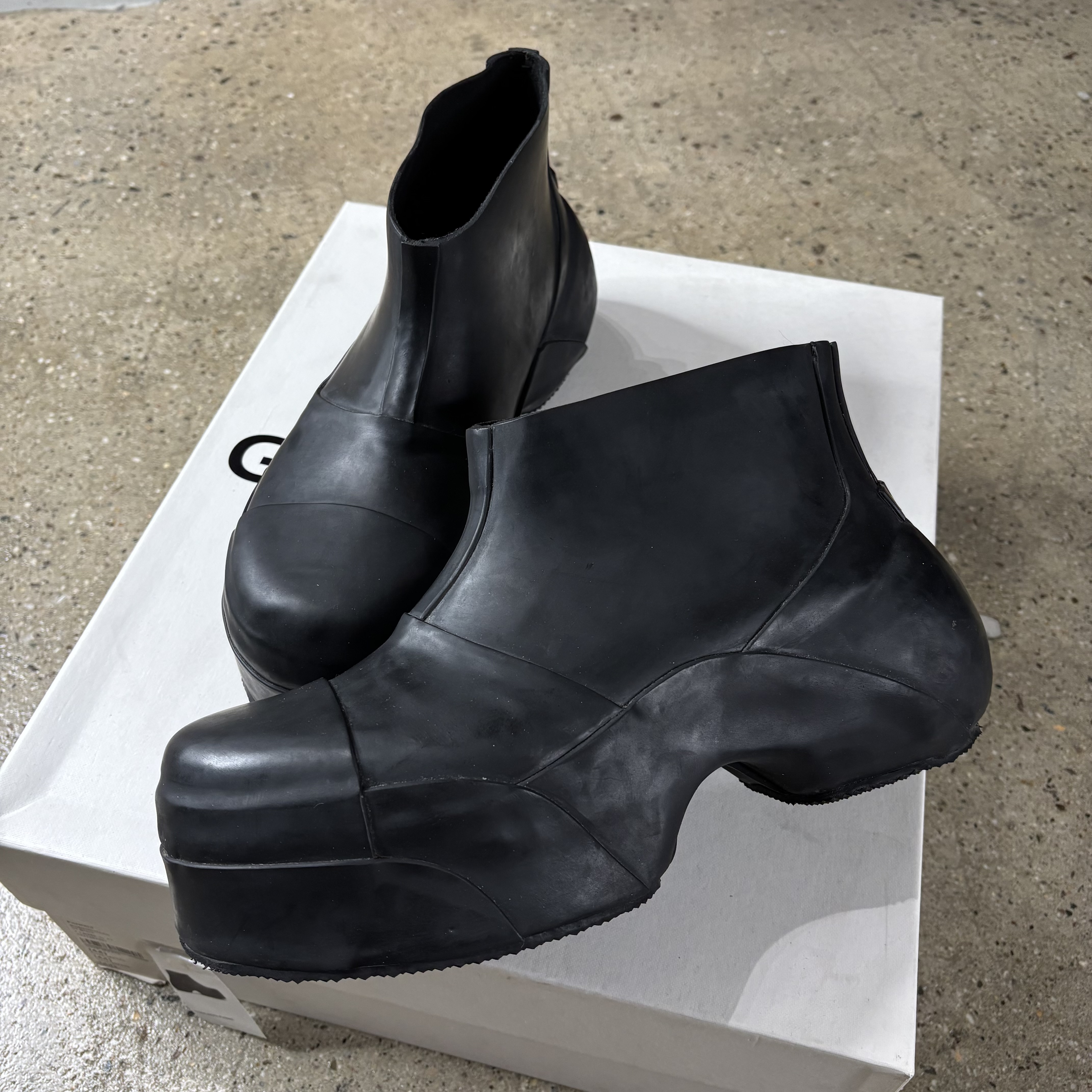 Rubber Show Boots